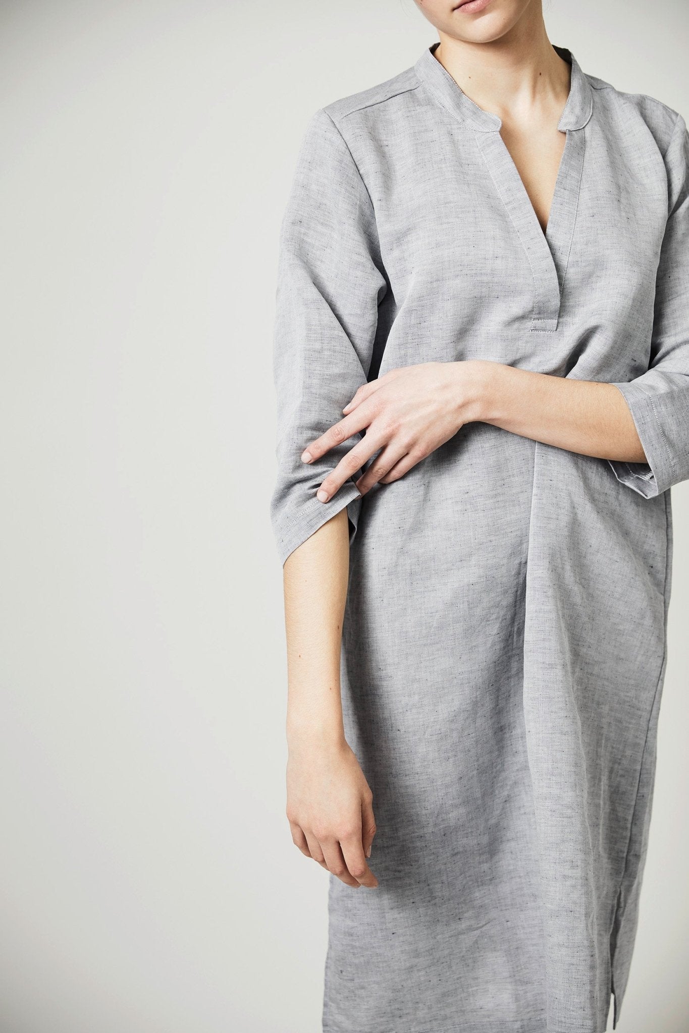 Halbleinen Homewear Tunika Nachthemd Dress in Dunkelgrau Model 2 #farbe_Dunkelgrau