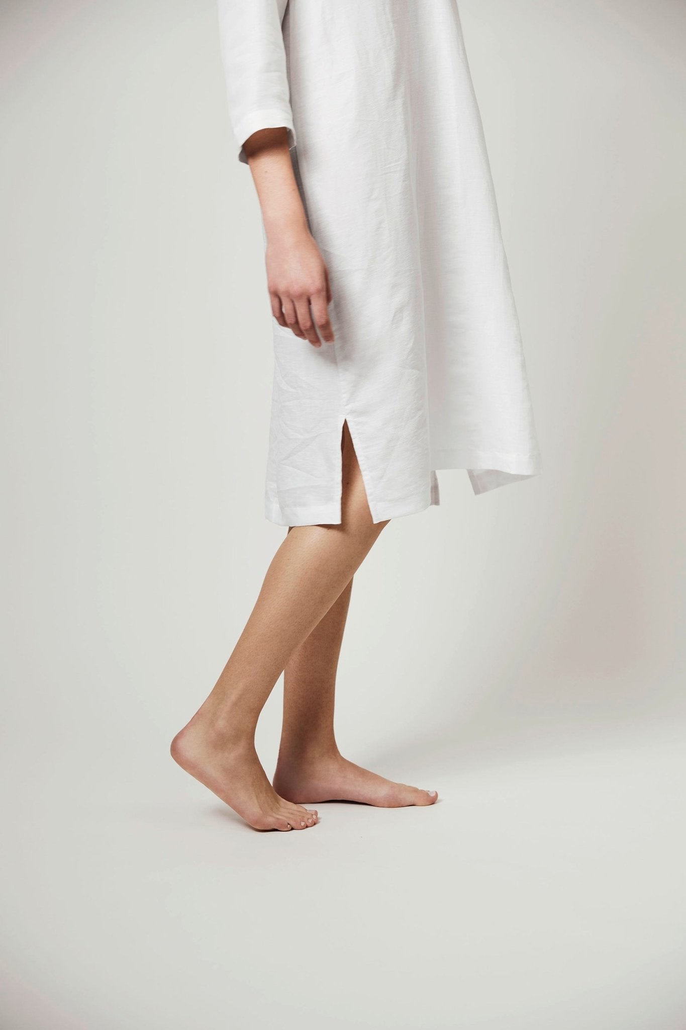Halbleinen Homewear Tunika Nachthemd Dress in Kreide Model 2 #farbe_Kreide