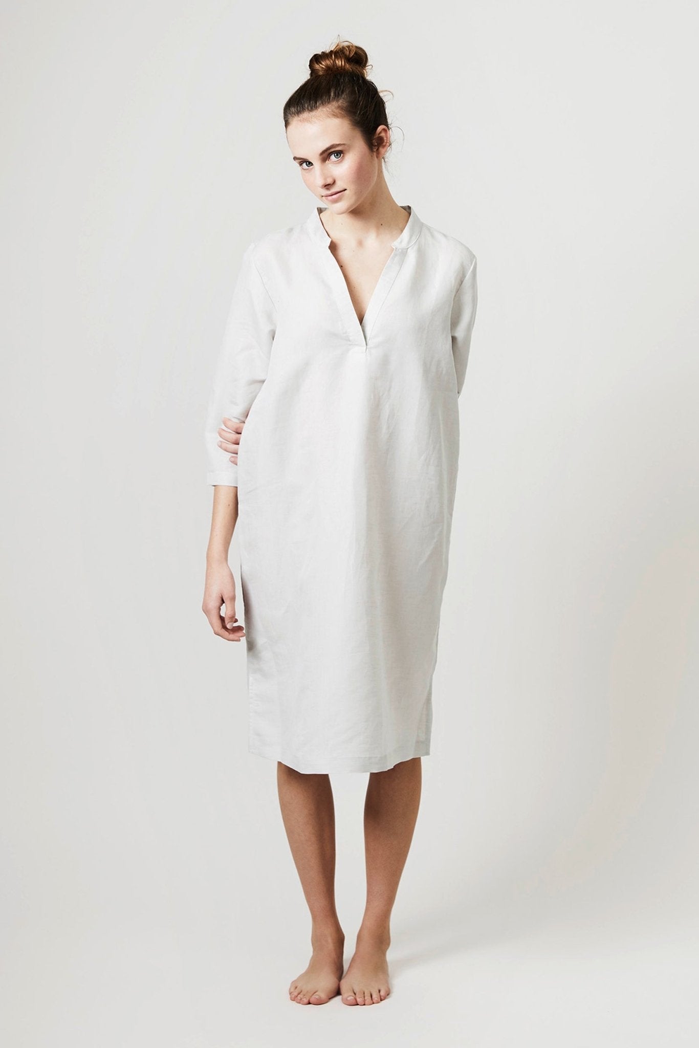 Halbleinen Homewear Tunika Nachthemd Dress in Kreide Model 1 #farbe_Kreide
