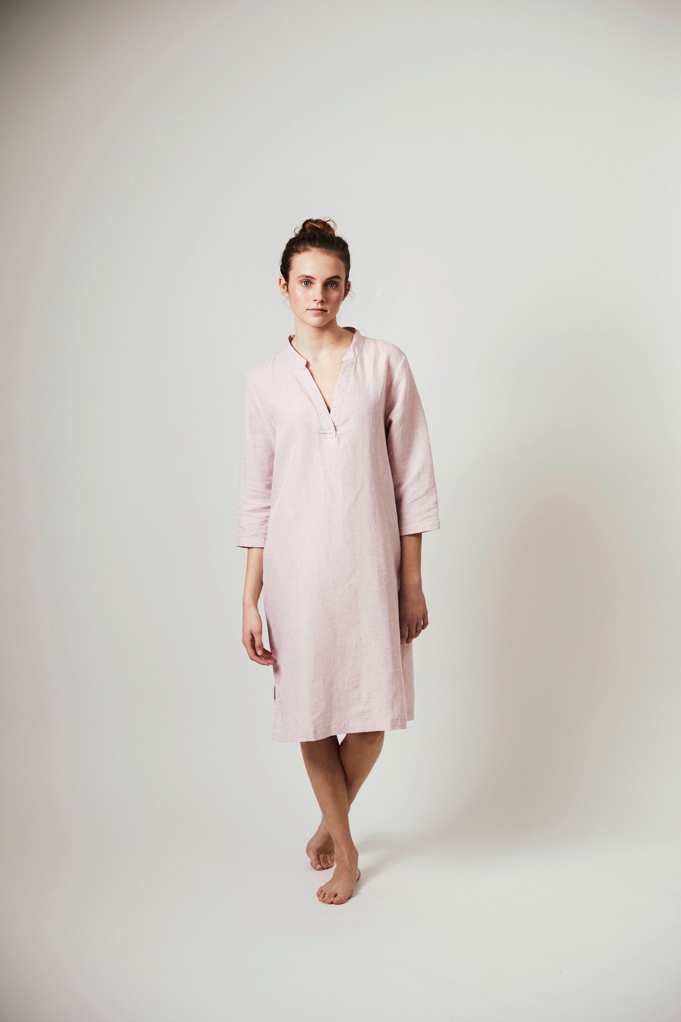 Halbleinen Homewear Tunika Nachthemd Dress in Rose Model 2 #farbe_Rosé