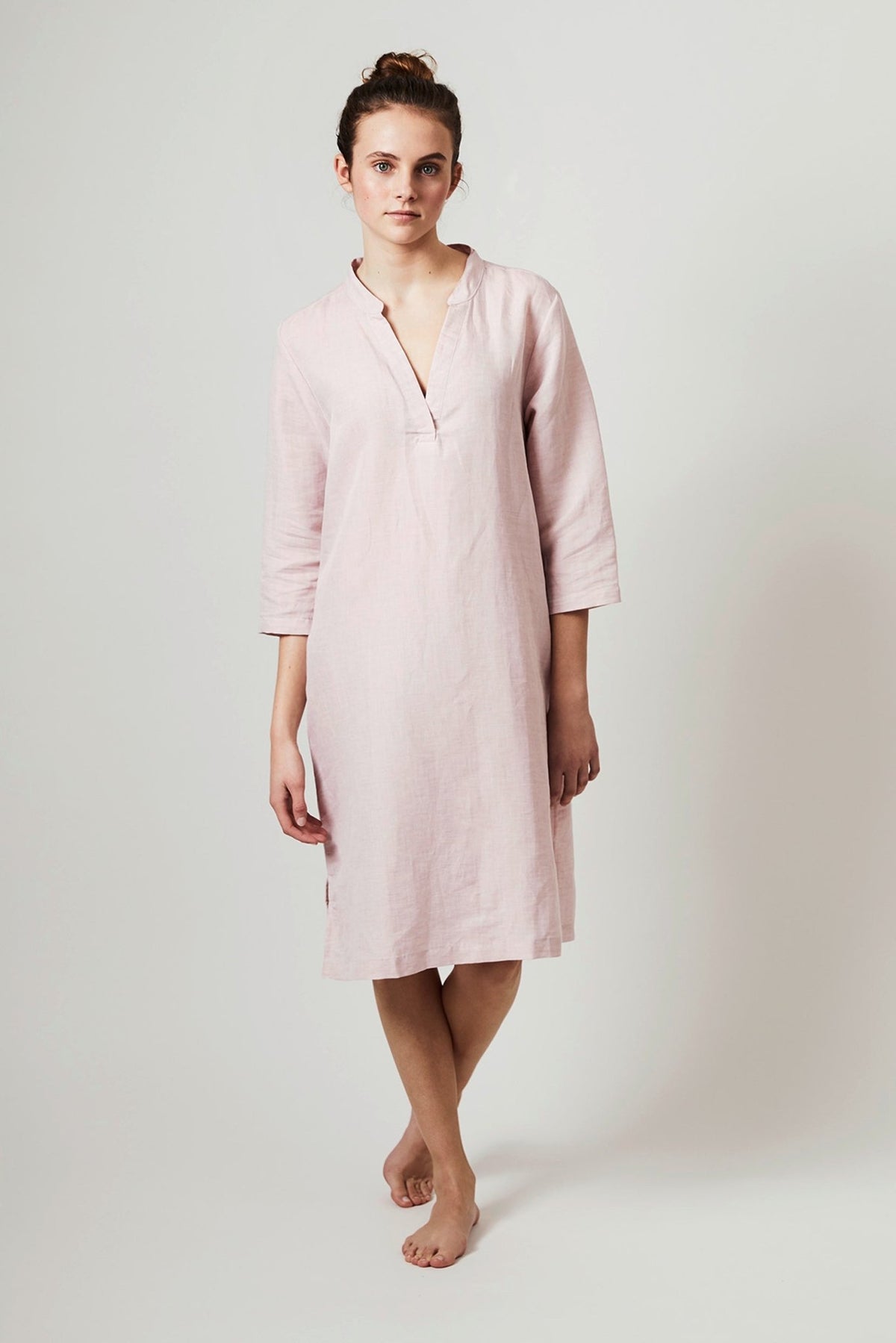 Halbleinen Homewear Tunika Nachthemd Dress in Rose Model 1 #farbe_Rosé #farbe_Weiß