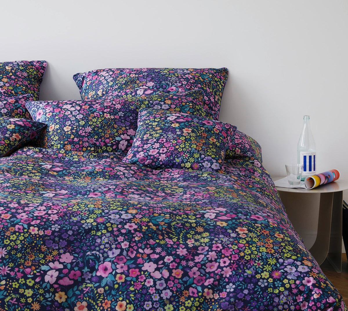 Mako Batist Bettwaesche Joy in Anthra Blüten Schlafzimmer #farbe_Anthra #farbe_Weiß