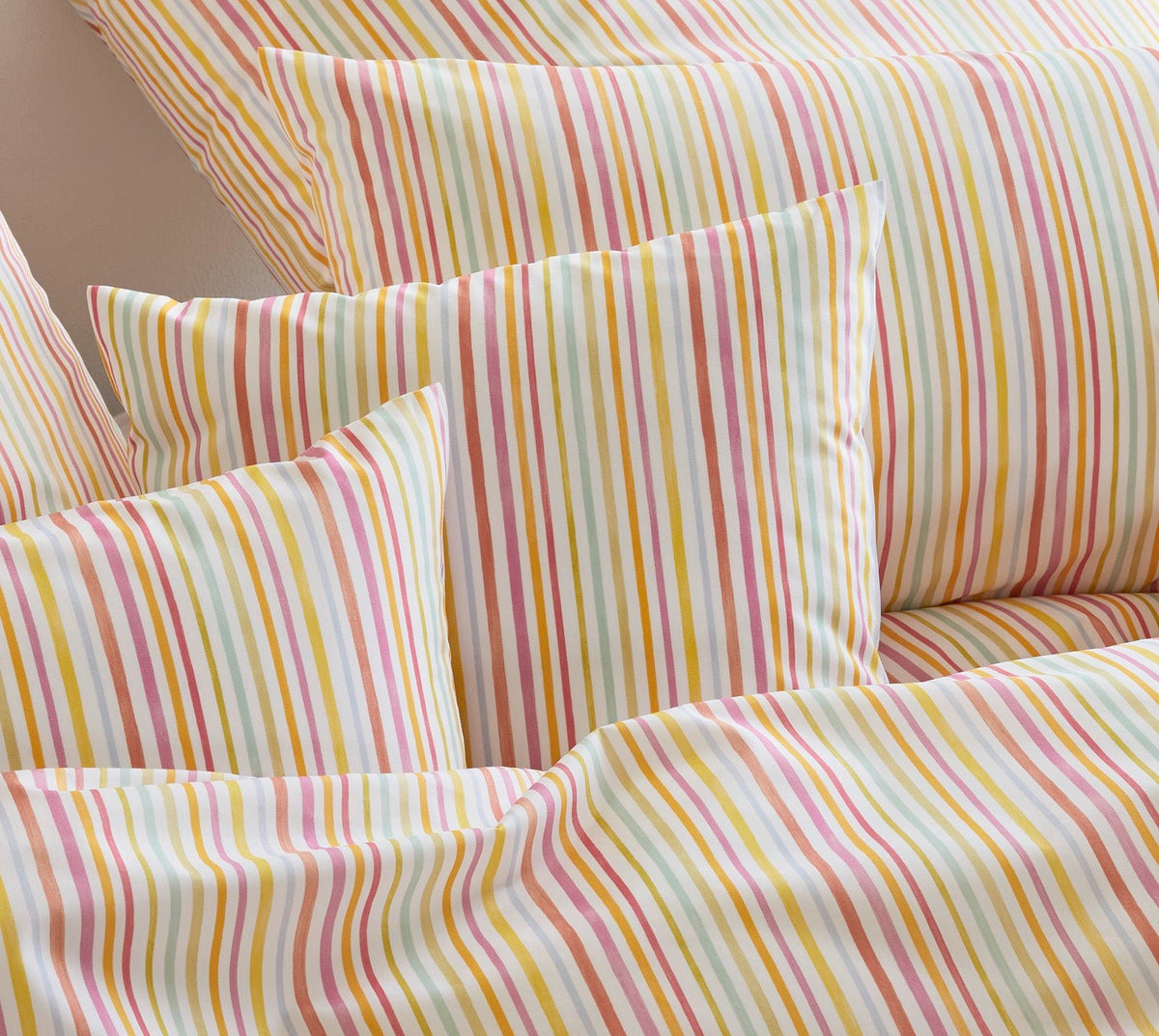 Mako-Batist Kinderbettwaesche Lucky Stripe in Regenbogen Streifen Pandabärstickmotiv Schlafzimmer #farbe_Rainbow gestreift #farbe_Rainbow gestreift