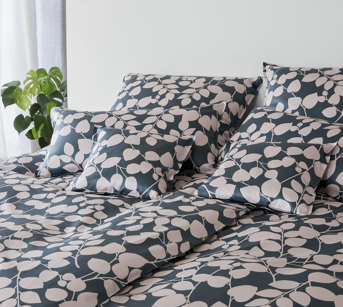 Satin Bettwäsche Blättermotiv Twice in Anthrazit Blätter Schlafzimmer #farbe_Anthrazit