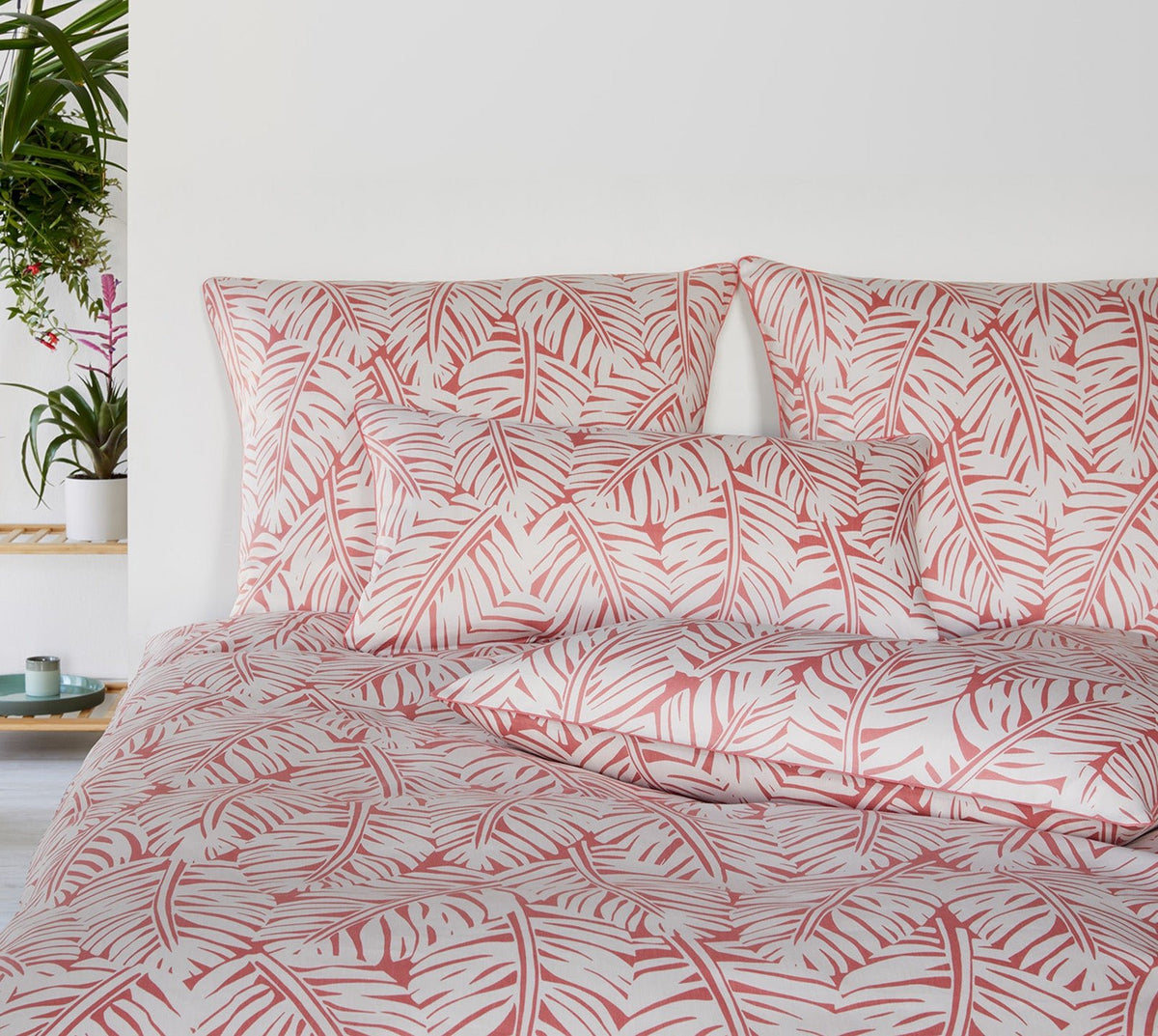 Satin Bettwaesche Maze in Korallrot Blätter Schlafzimmer #farbe_Korallrot #farbe_Korallrot