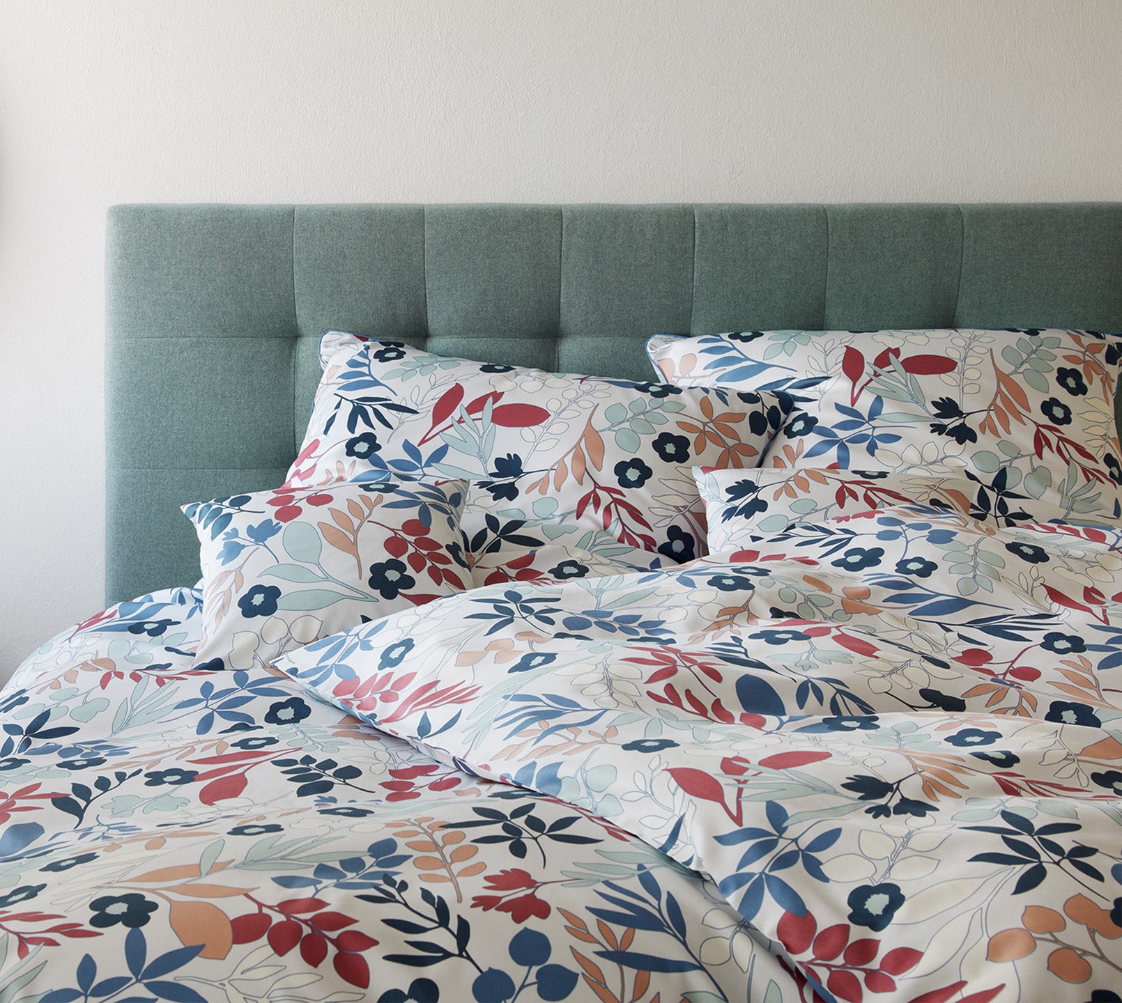 Satin Bettwaesche Selection in Blaubeer Blumen Schlafzimmer #farbe_Blaubeer