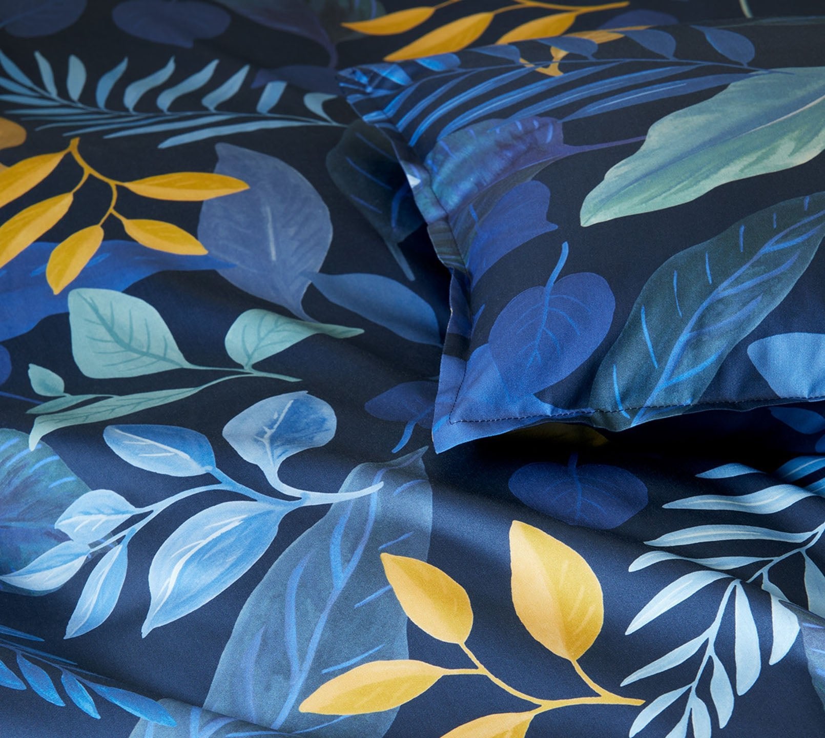 Seiden Satin Bettwaesche Phantasy in Blau Blaetter Stoff #farbe_Nachtblau Camel
