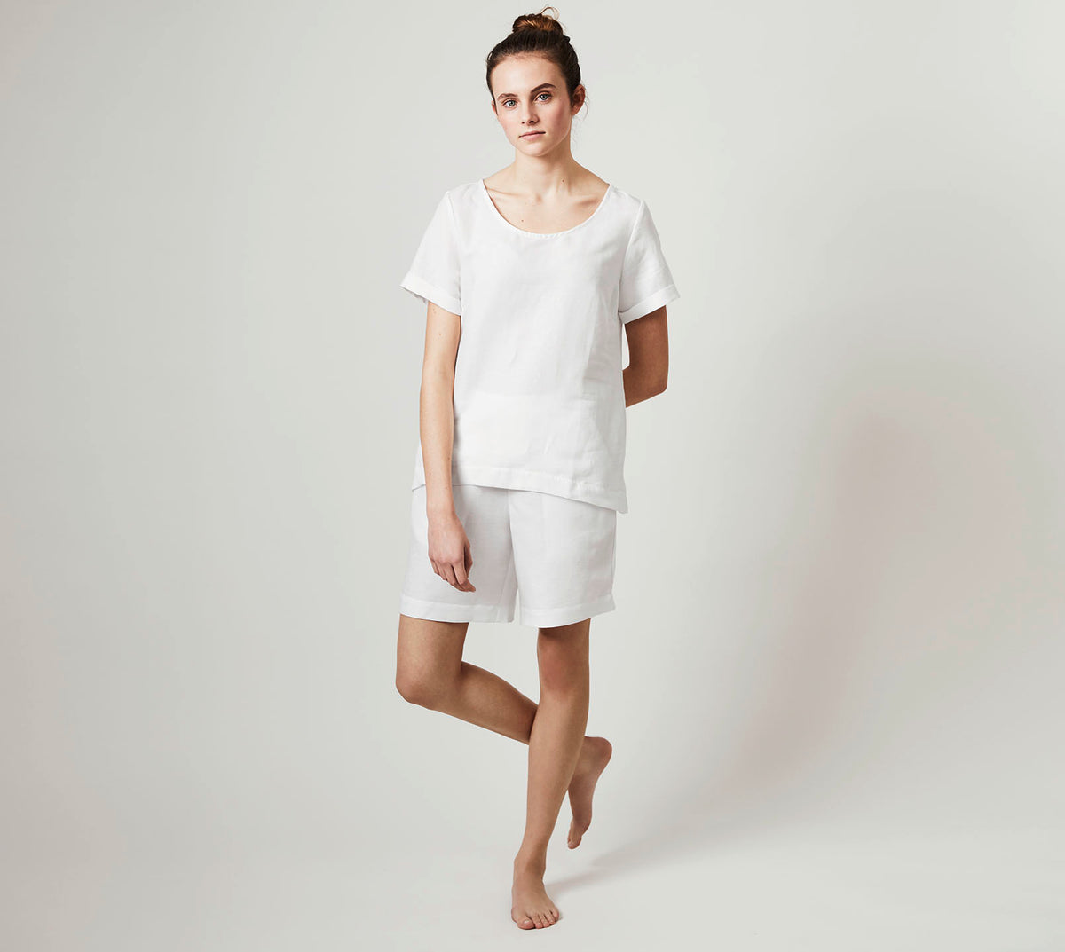 Halbleinen Homewear Shorts in Weiß Model 1 #farbe_Weiß