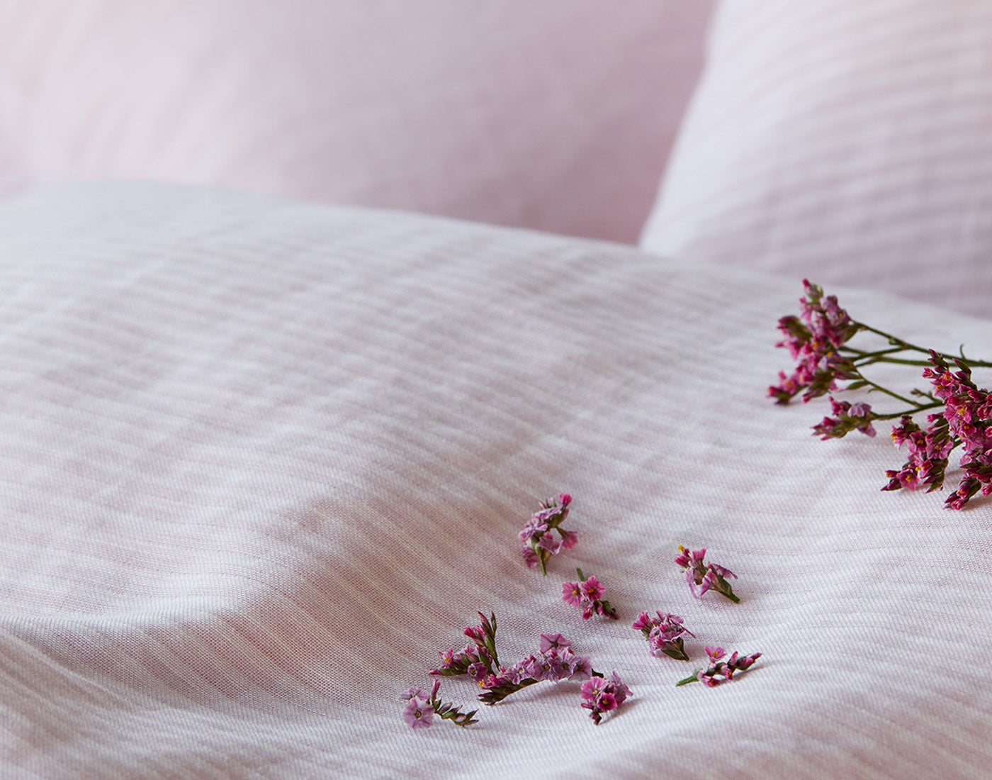 Halbleinen Bettwäsche Whisper Rosa Streifen Detail Blüten 