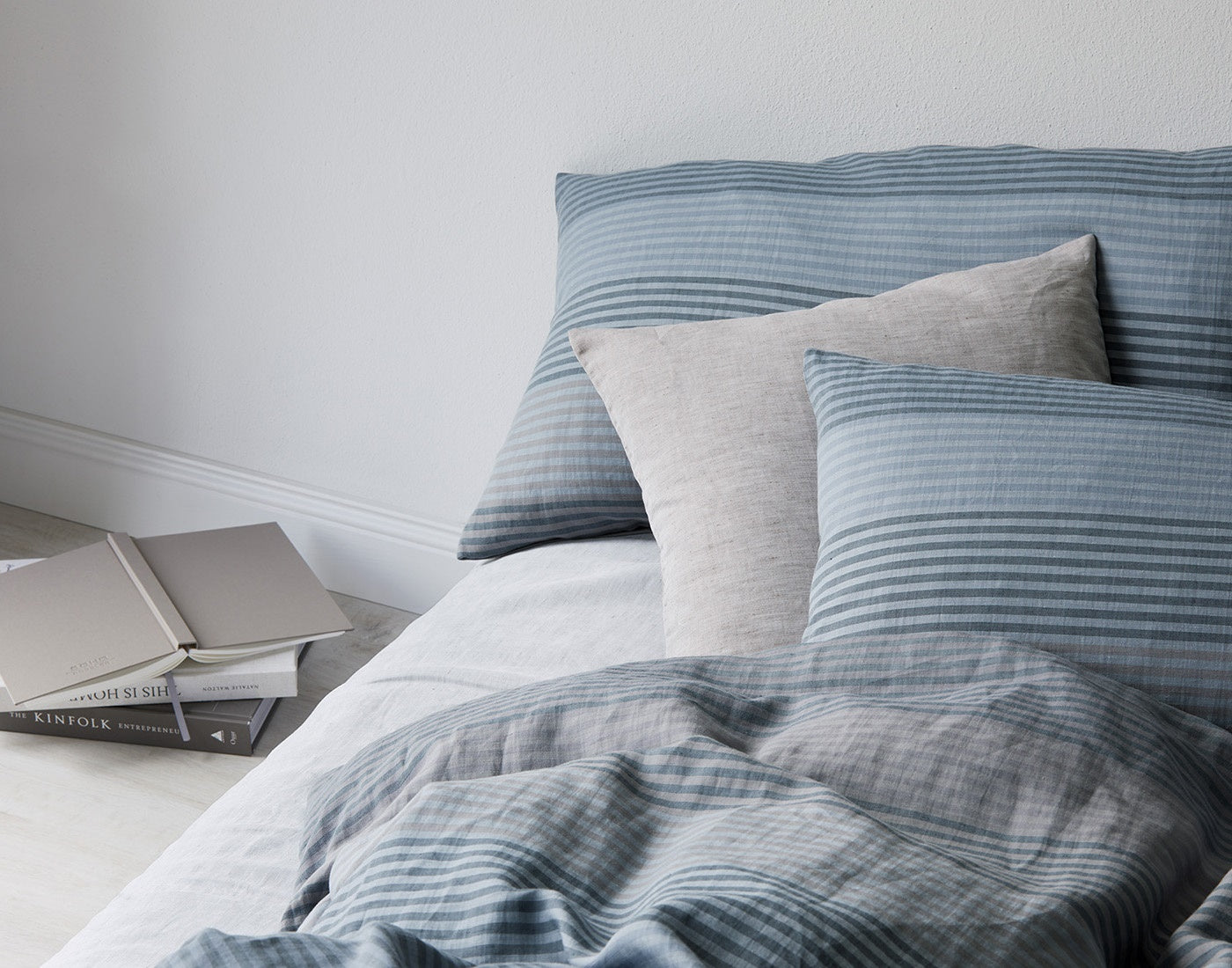 Halbleinen Bettwäsche Fjord Blau-Grau Streifen Schlafzimmer