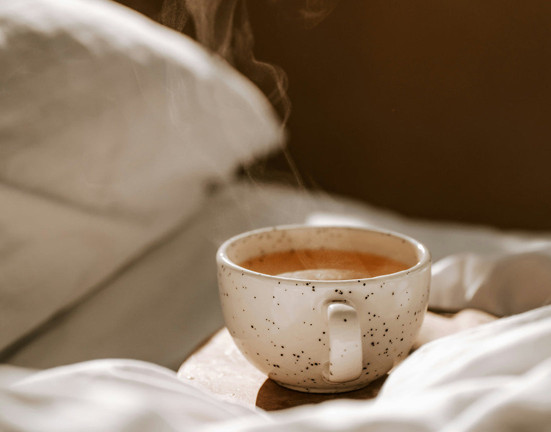 Tasse Tee im Bett