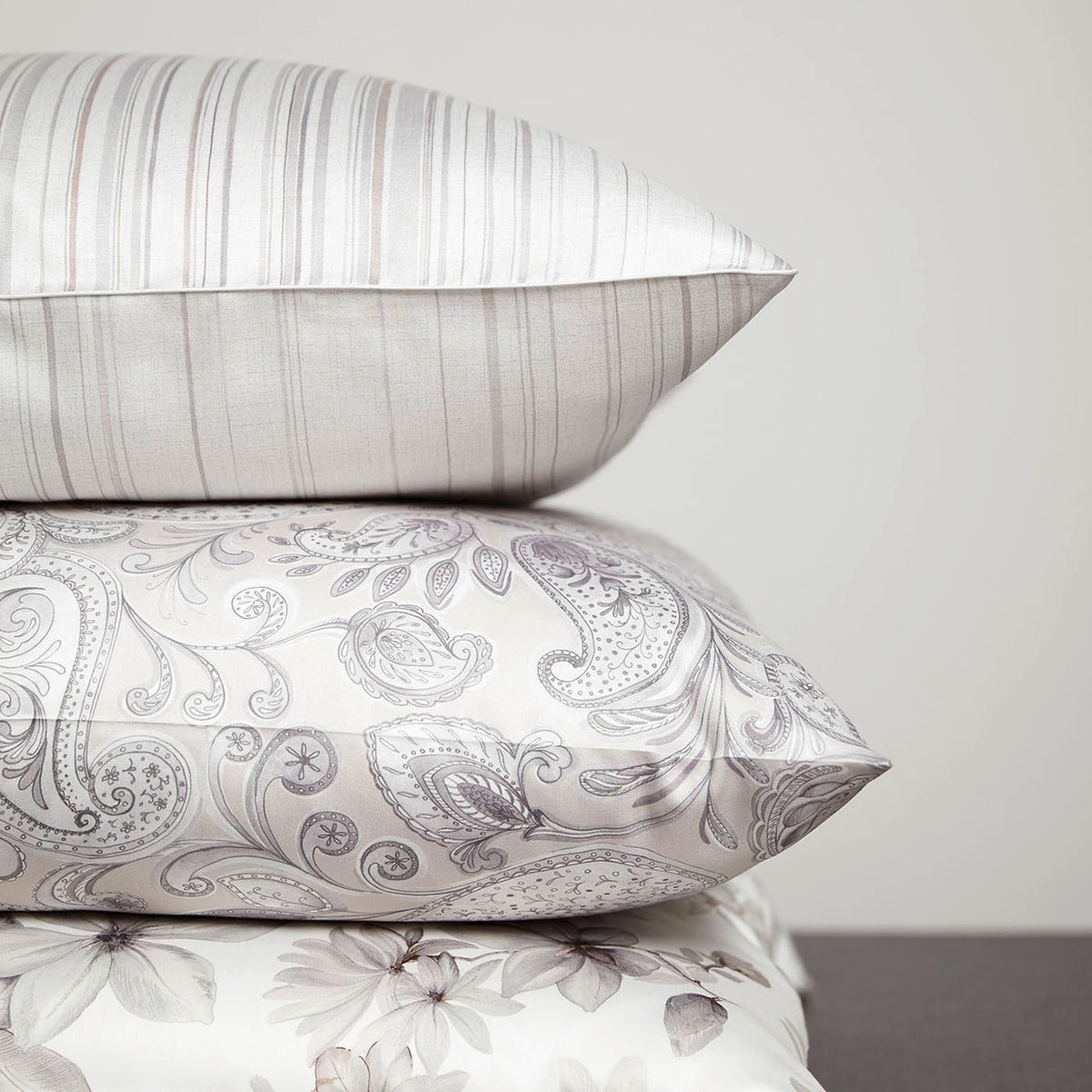 Satin Bettwäsche Grades Paisley Natur Kissenstapel
