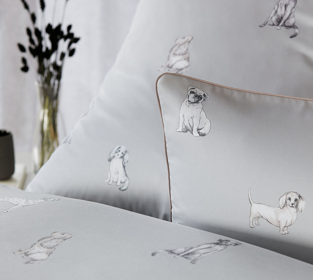 Satin Bettwäsche Woof in Graphit Schlafzimmer Hundemotive #farbe_Sand