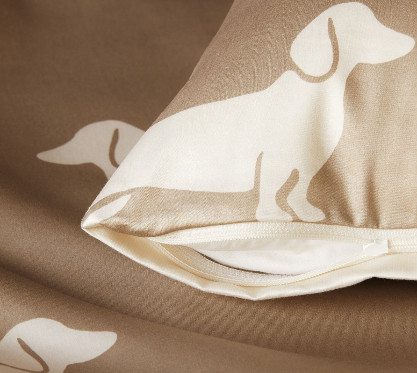 Satin Wende-Bettwäsche Dogs in Natur-Beige Hundepfoten Reißverschluss #farbe_Dogs Natur-Beige