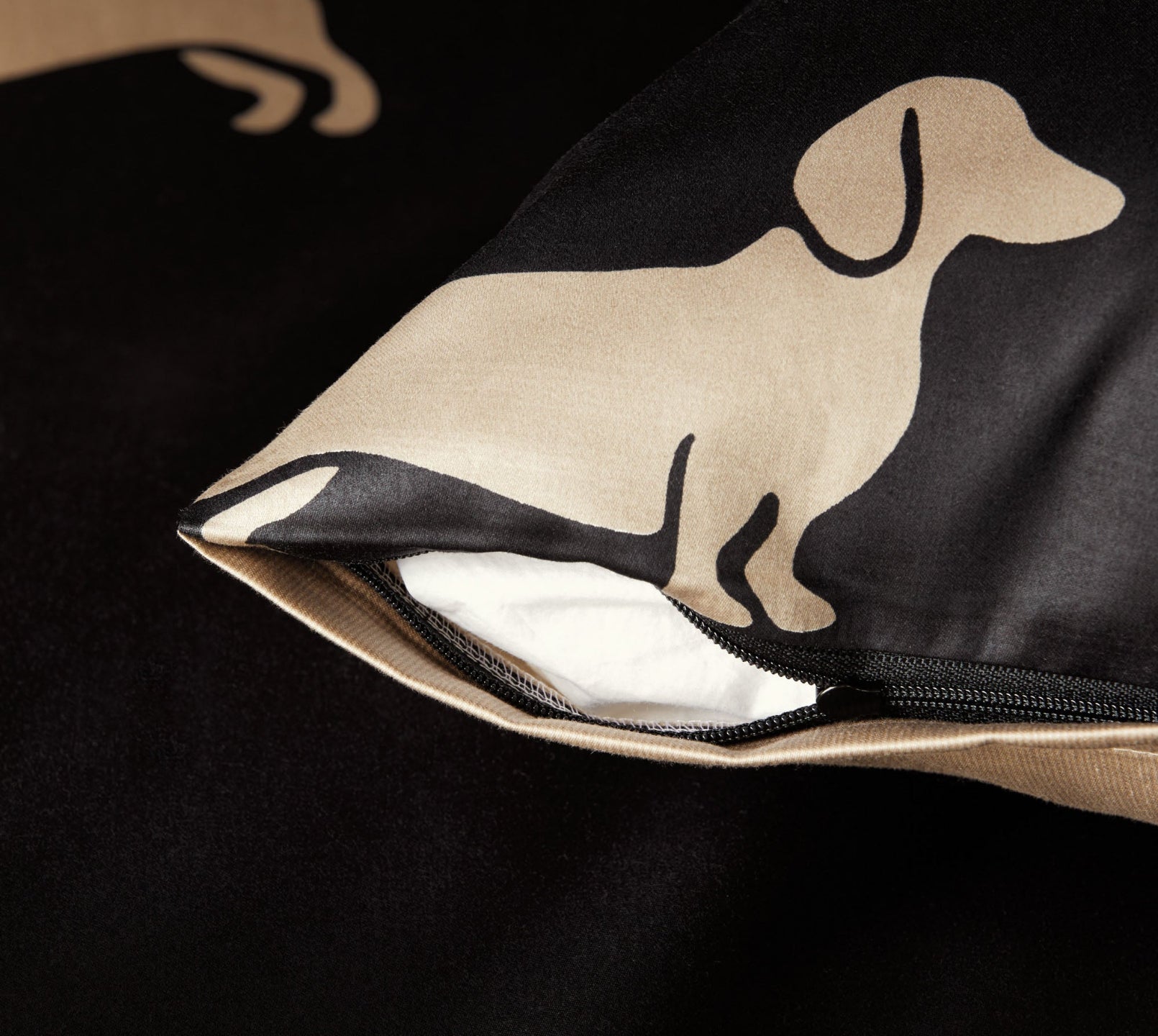 Satin Wende-Bettwäsche Dogs in Natur-Beige Hundepfoten Reißverschluss #farbe_Dogs Schwarz-Beige