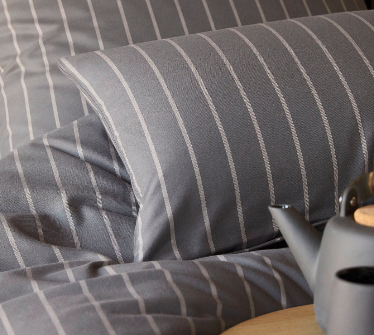 Softflanell Bettwäsche Winston Grau Streifen Kissen Detail