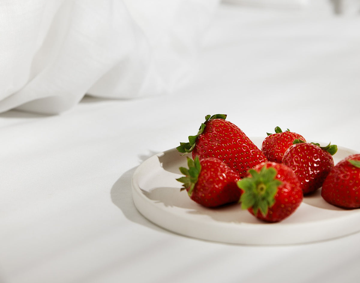 Halbleinen Bettwäsche Breezee Uni Weiß Detail Erdbeeren