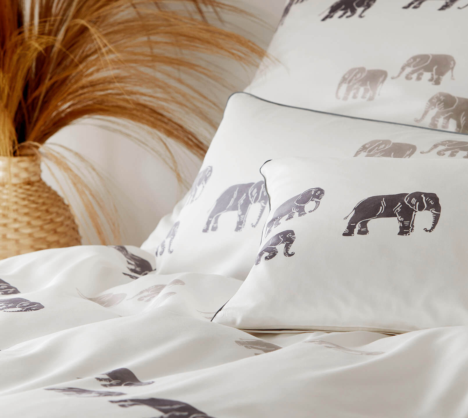 Bambus Satin Bettwäsche Elephant Walk in Natur Elefanten Detail 2 #farbe_Elephant Walk Natur