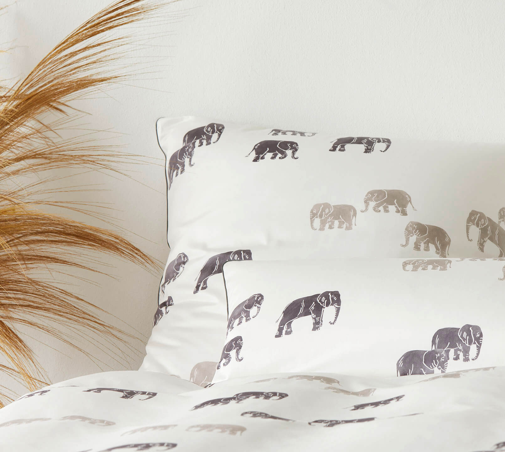 Bambus Satin Bettwäsche Elephant Walk in Natur Elefanten Detail 1 #farbe_Elephant Walk Natur