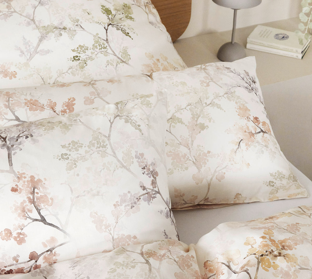 Bambus Satin Bettwäsche Symphony in Offwhite Blätterzweige Detail 1 #farbe_Symphony Offwhite
