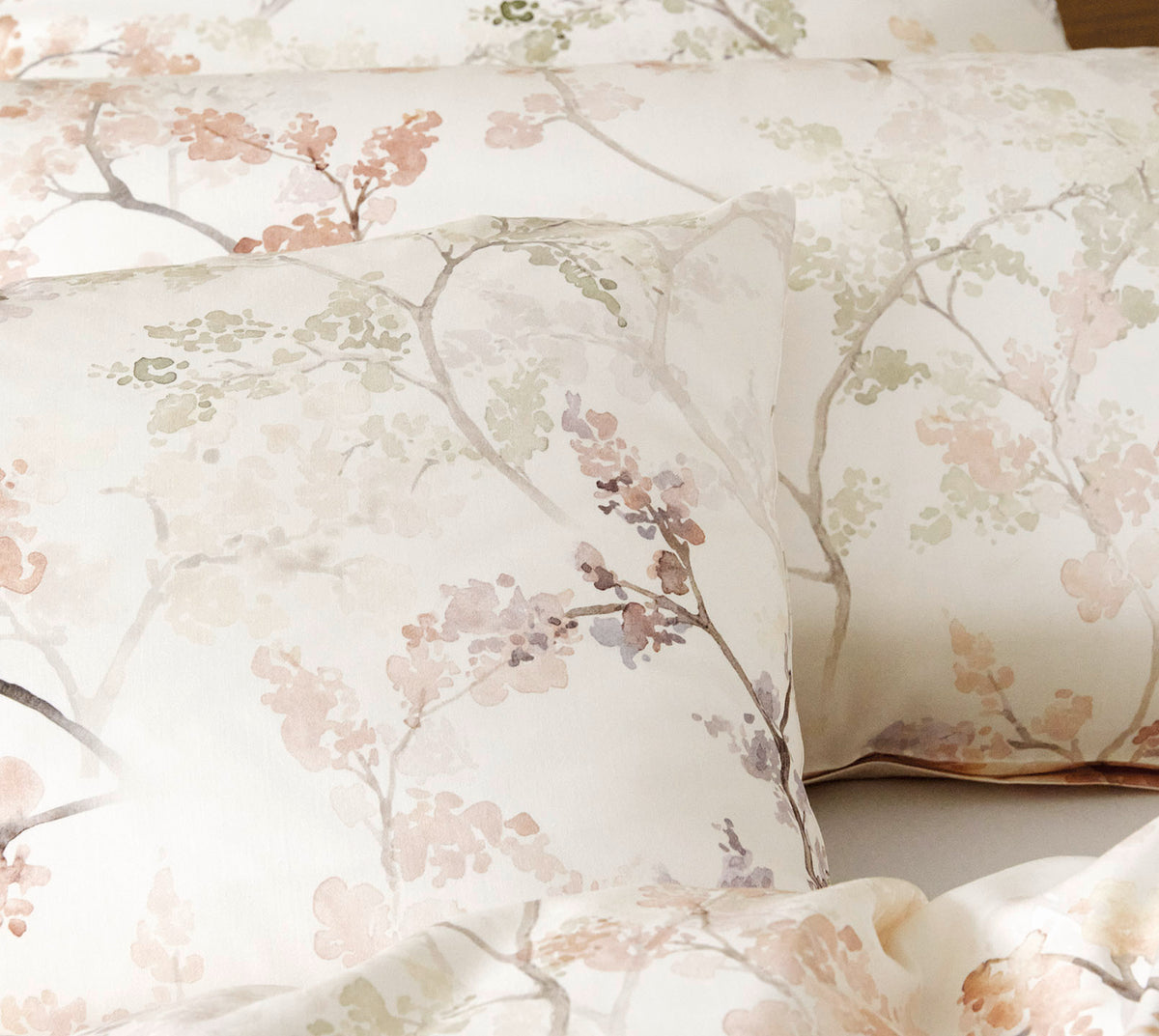 Bambus Satin Bettwäsche Symphony in Offwhite Blätterzweige Detail 2 #farbe_Symphony Offwhite