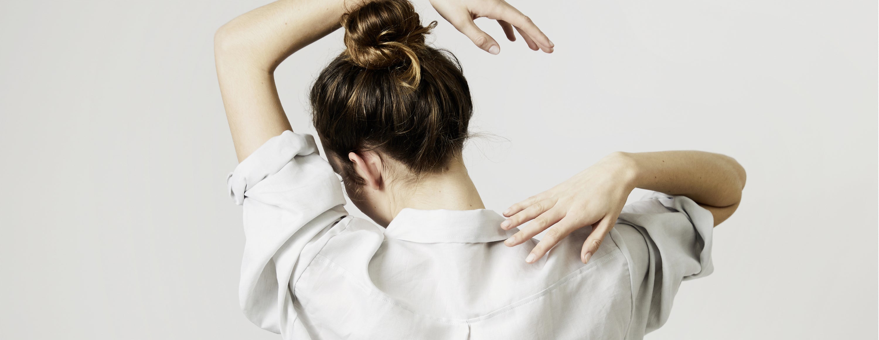 Model mit dem elegante PJ-Shirt in Kreide der neuen Homewear Kollektion 