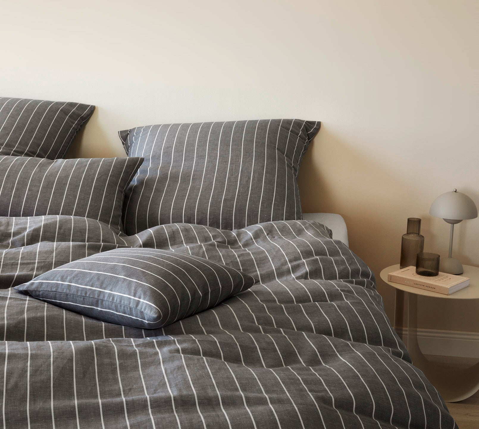 Halbleinen Bettwäsche Humble in Anthra Streifen Schlafzimmer #farbe_Humble Anthra