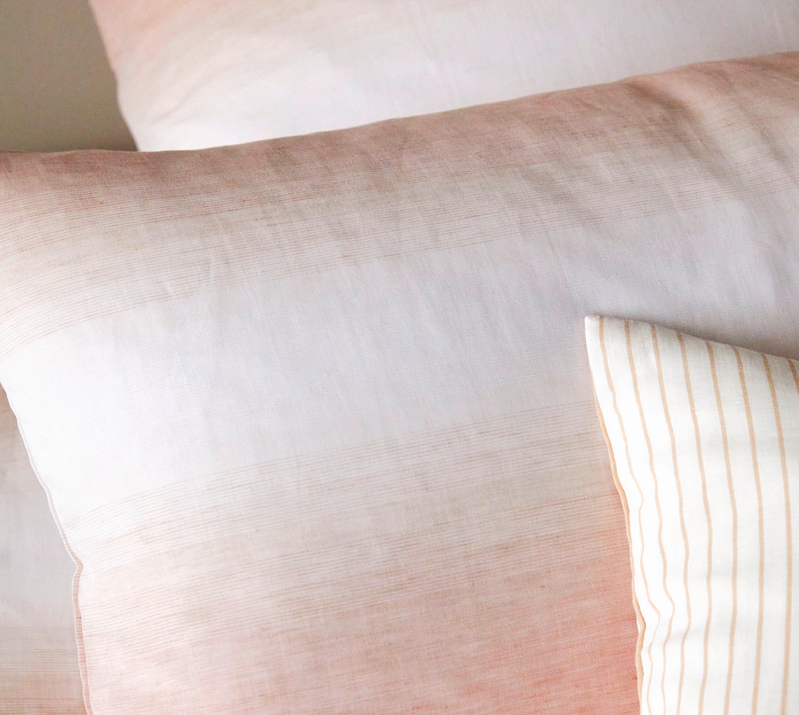 Halbleinen Bettwäsche Layer in Pfirsich Farbverlauf Streifen Detail 2 #farbe_Layer Pfirsich