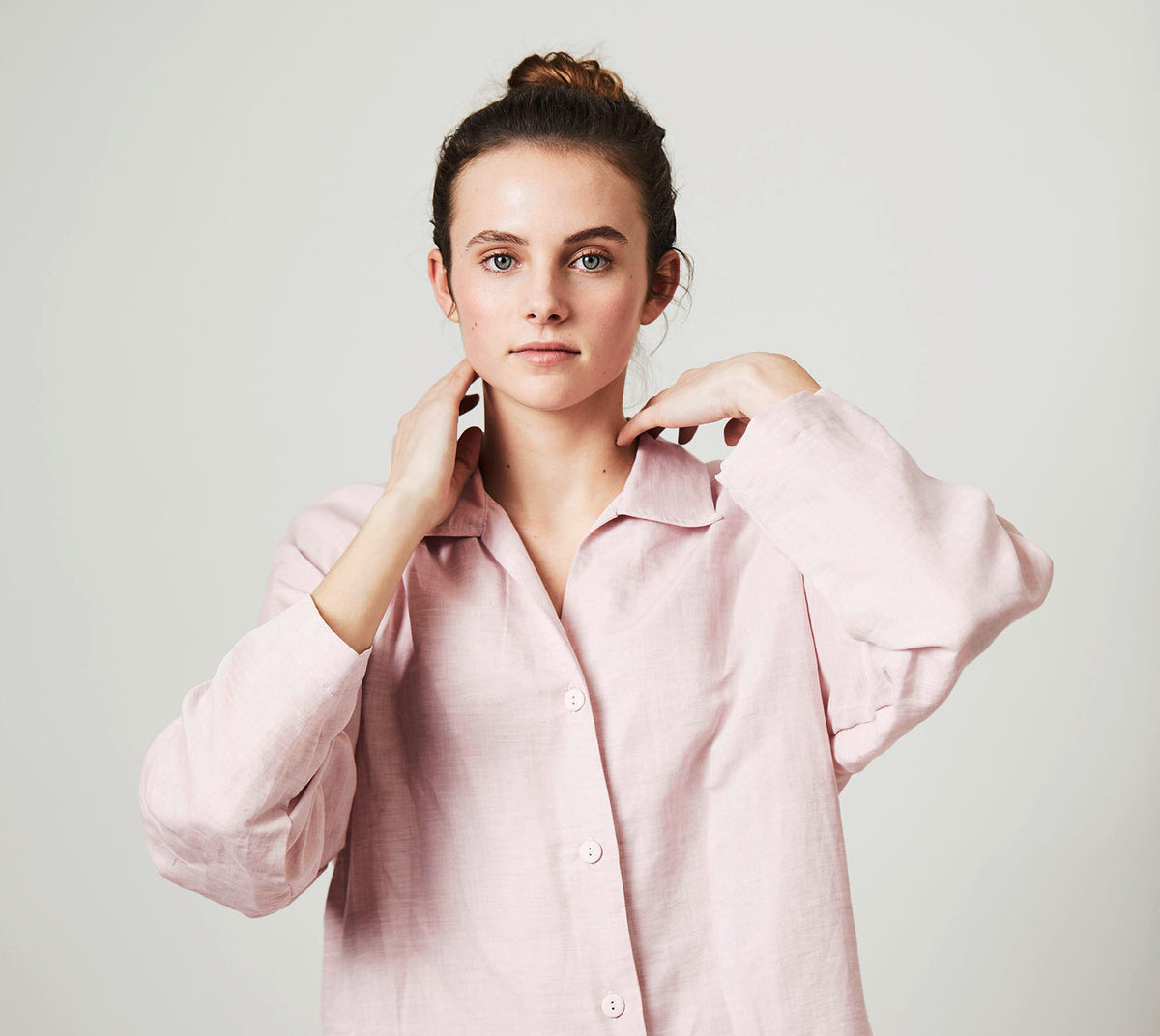 Halbleinen Homewear PJ Shirt in Rose Model Bildausschnitt 1 #farbe_Rosé