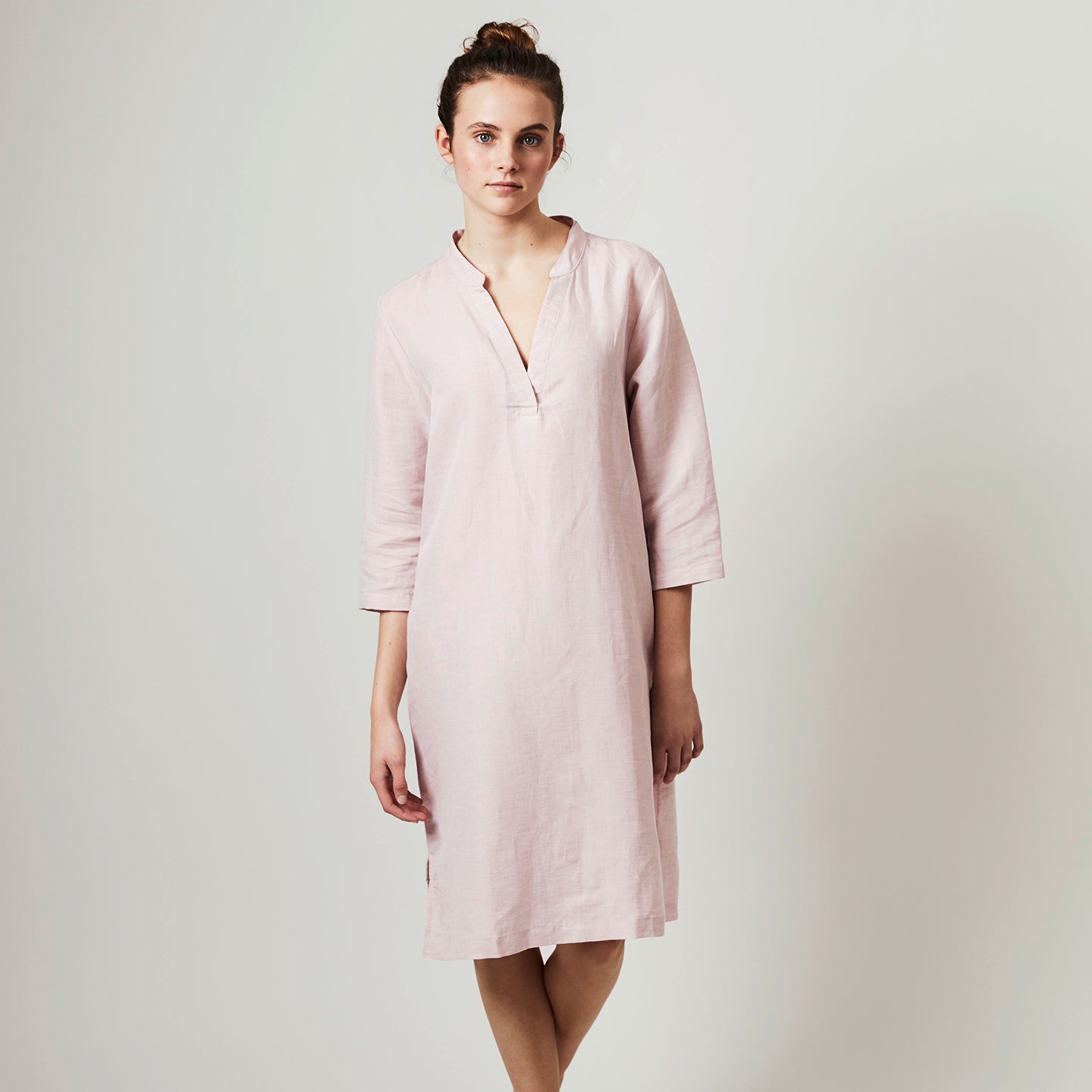 Halbleinen Homewear Tunika Dress in Rose Model #farbe_Rosé