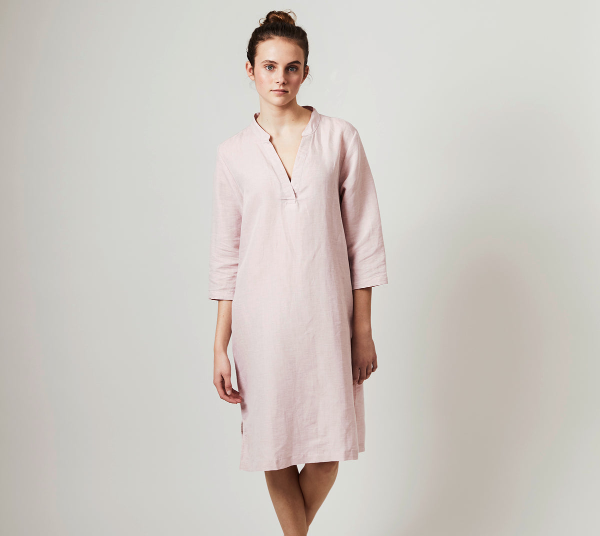 Halbleinen Homewear Tunika Dress in Rose Model #farbe_Rosé