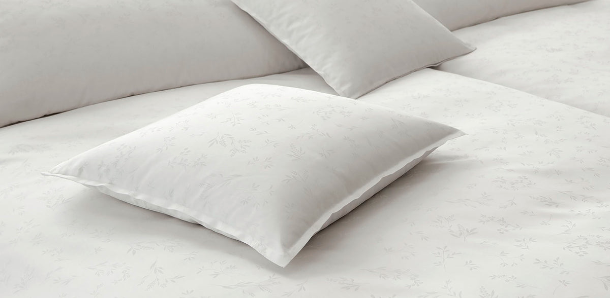 Jacquard Bettwäsche Delight Weiss Zweige Kissendetail