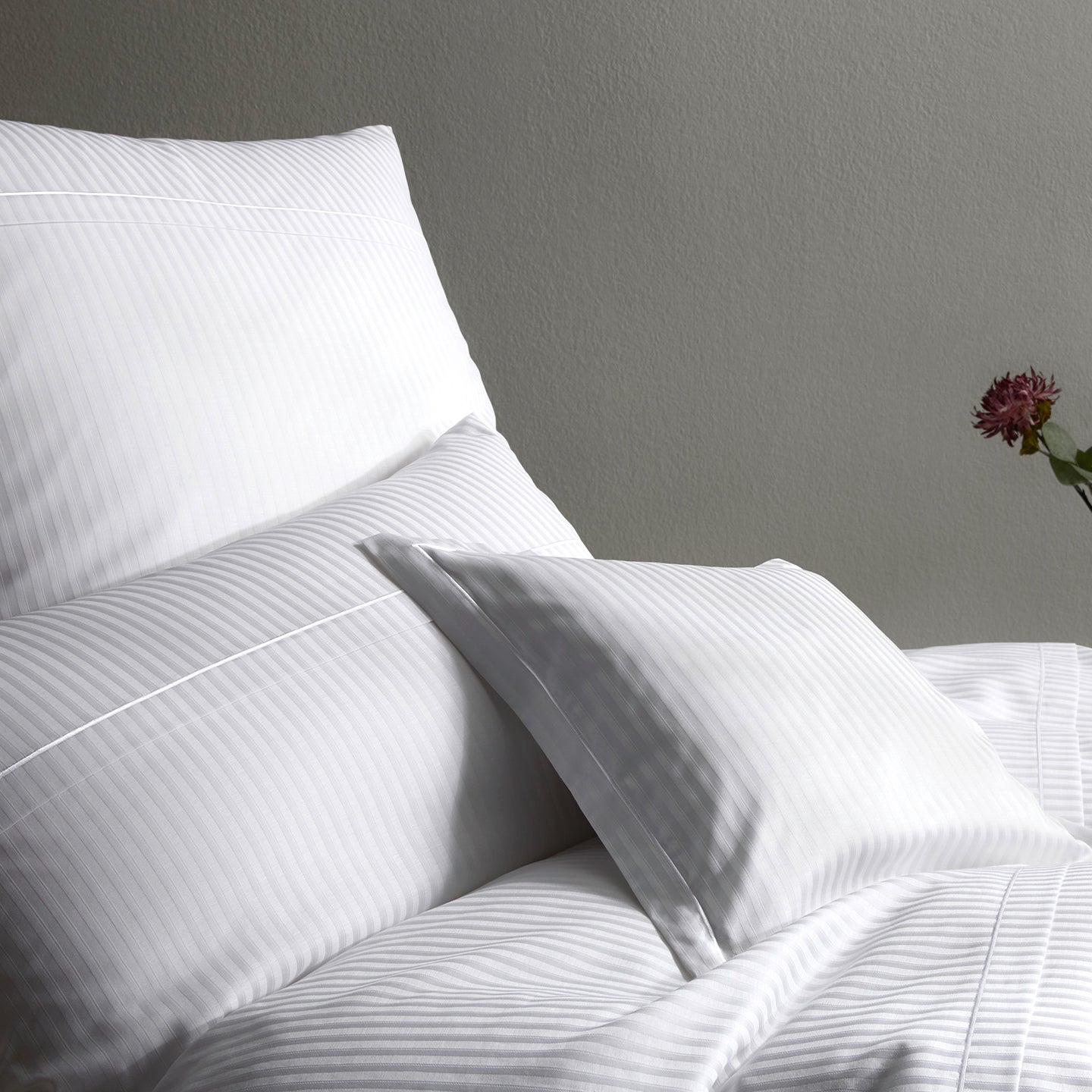 Jacquard Bettwaesche Milano in Weiss Streifen Schlafzimmer #farbe_Weiß