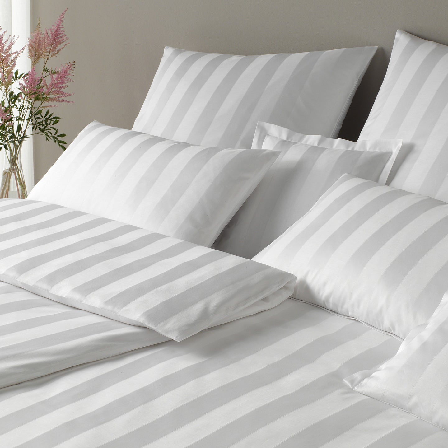Jacquard Bettwaesche Noblesse in Weiss Streifen Schlafzimmer #farbe_Weiß