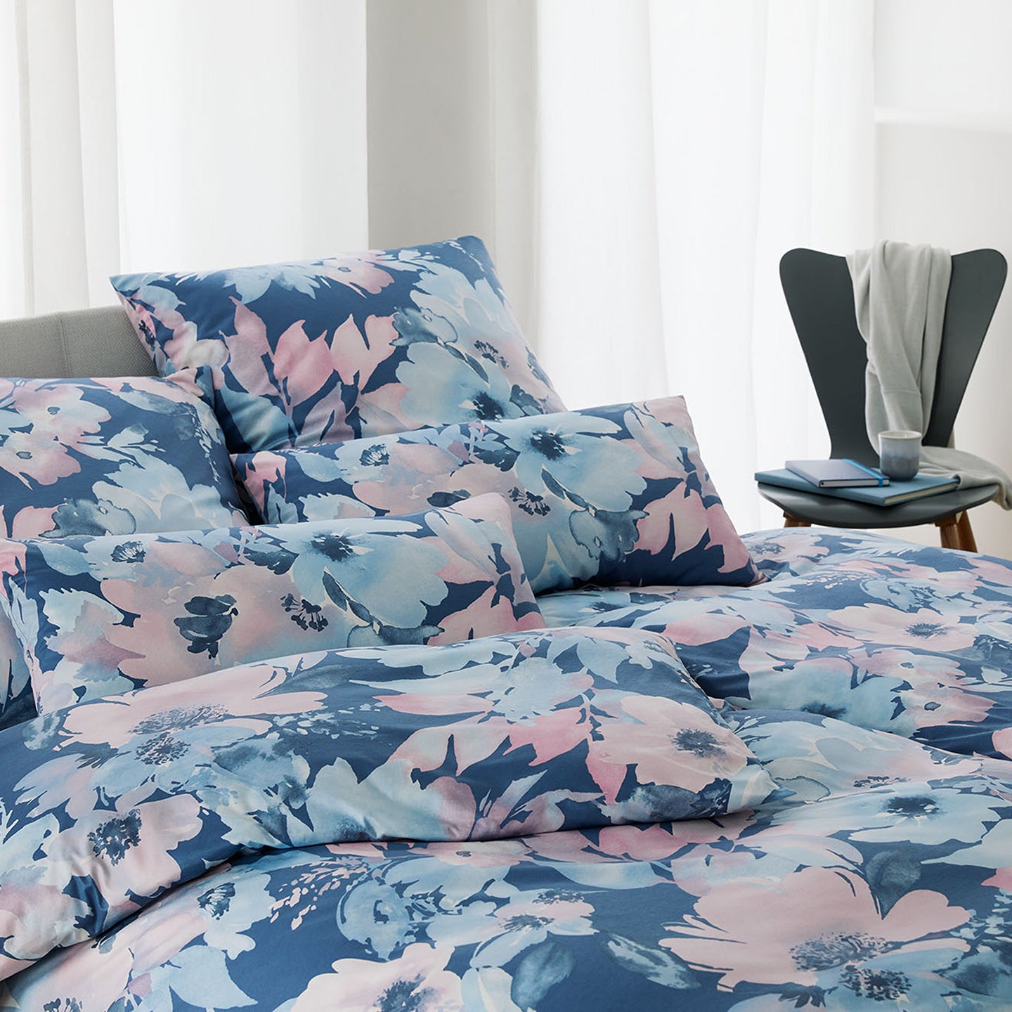 Jersey Bettwäsche Bloom Jersey in Denim Blumen Schlafzimmer #farbe_Bloom Jersey Denim