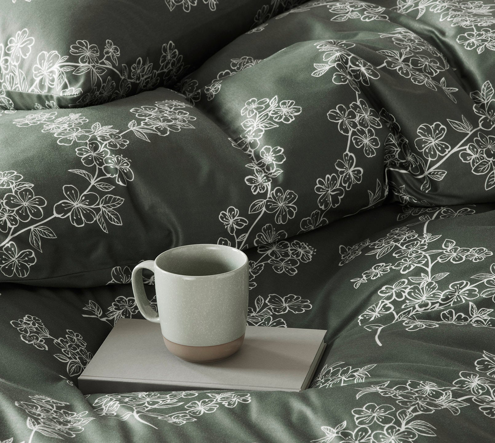 Jersey Bettwäsche Cherry Blossom in Forest-Green Blüten Detail #farbe_Cherry Blossom Forest-Green