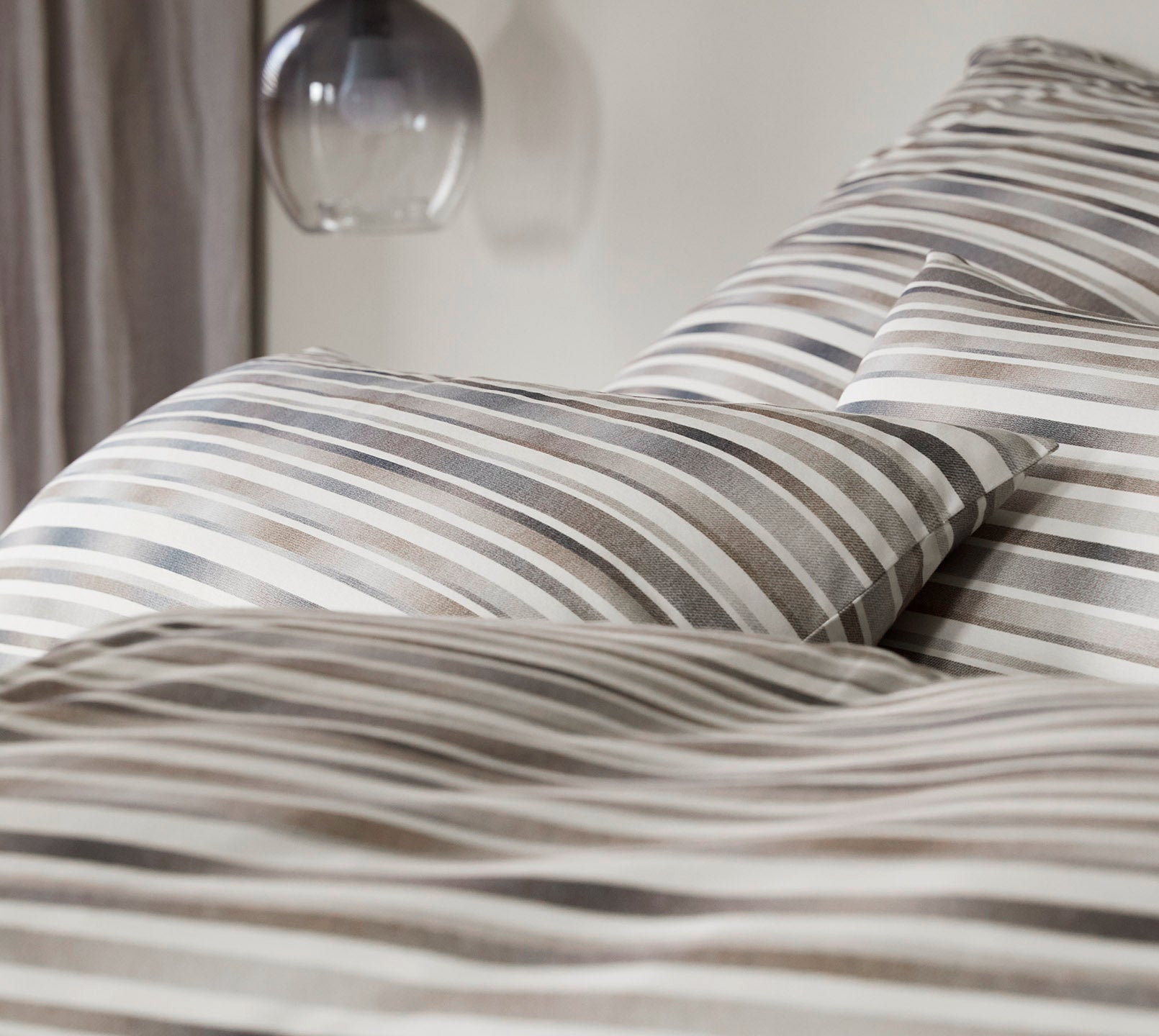 Jersey Bettwäsche Desire in Natur-Grau Streifen Detail #farbe_Desire Natur-Grau