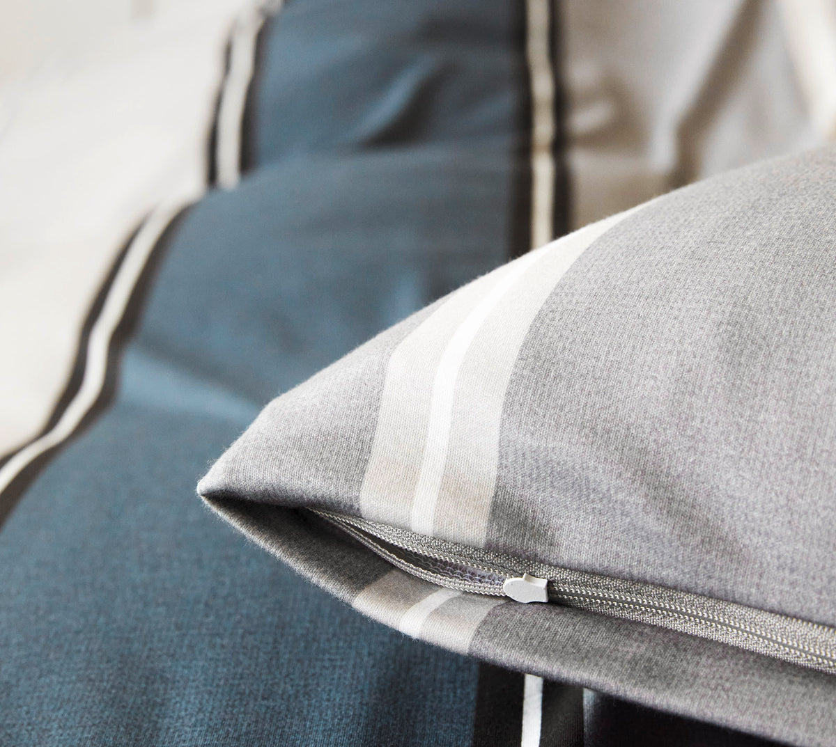 Jersey Bettwäsche Queens in Rauchblau Streifen Reißverschluss #farbe_Queens Rauchblau