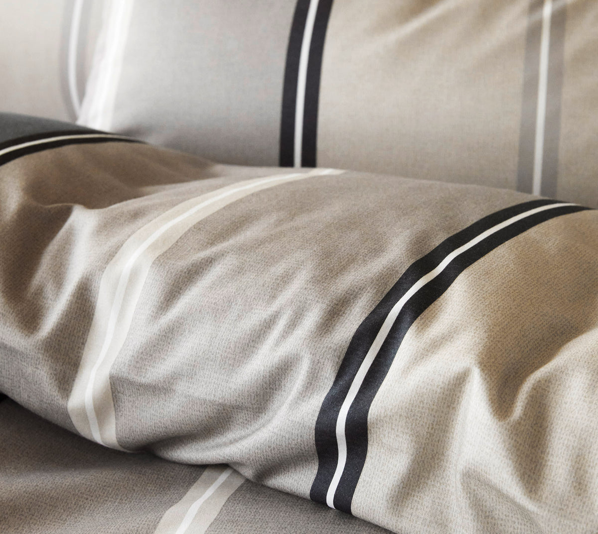 Jersey Bettwäsche Queens in Kiesel Streifen Detail #farbe_Queens Kiesel