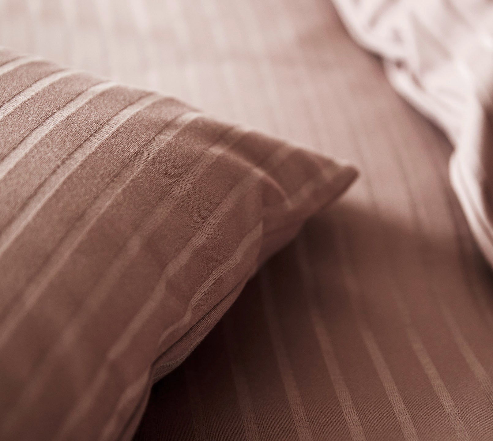 Jersey Bettwäsche Solid Stripe in Kakao Uni-Struktur Detail 1 #farbe_Solid Stripe Kakao