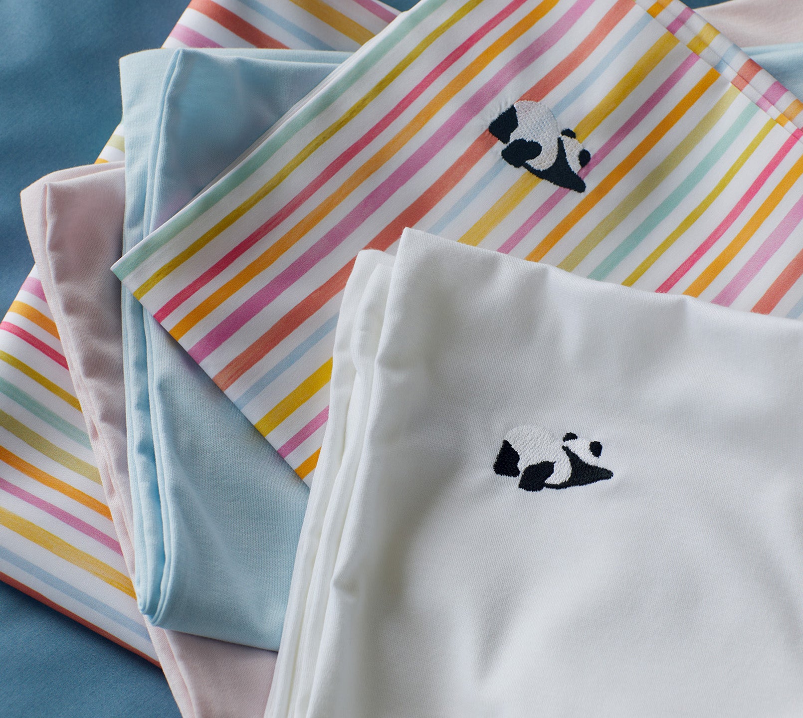 Mako-Batist Kinderbettwaesche Lucky Stripe in Regenbogen Streifen Pandabärstickmotiv Mix