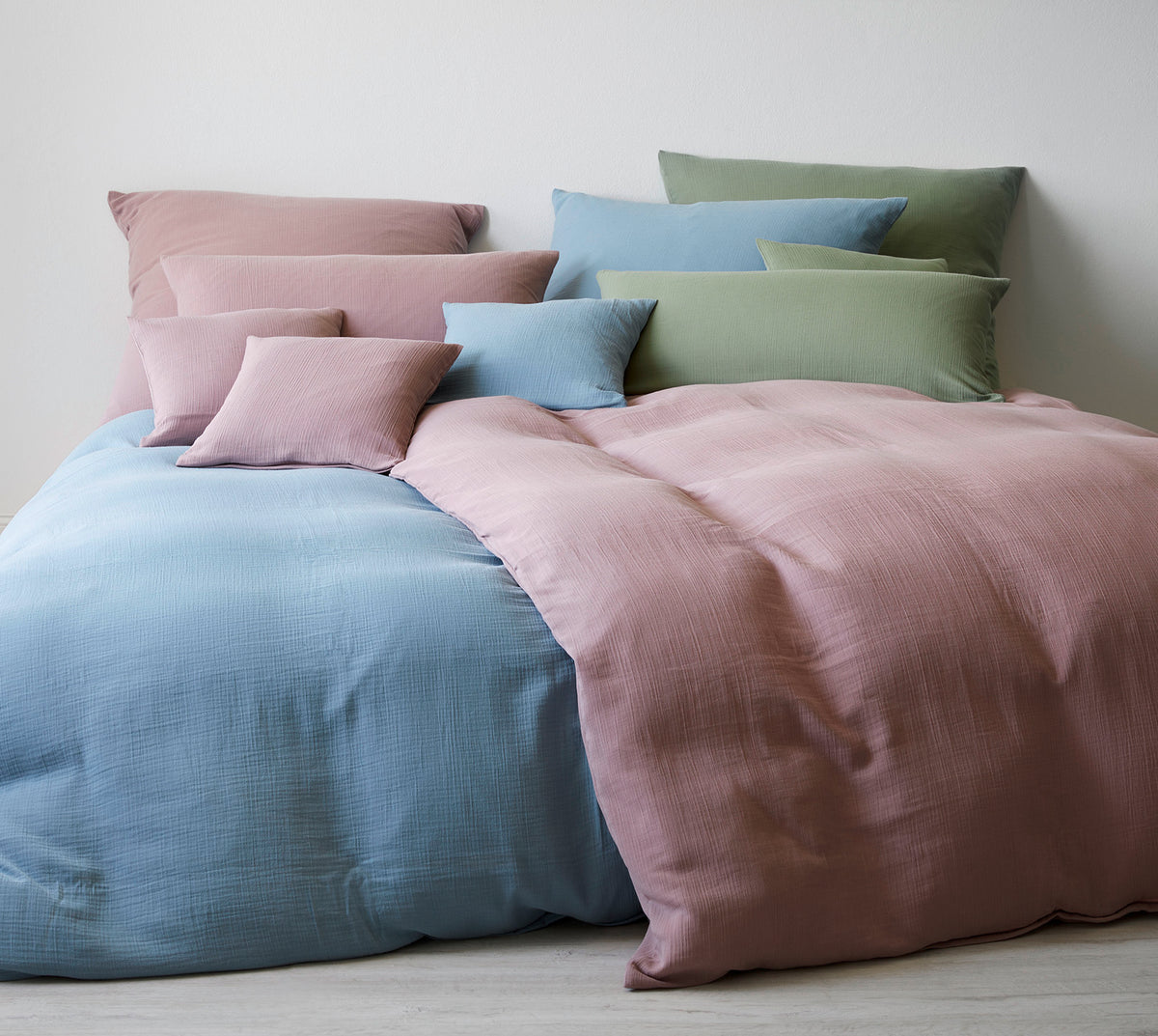 Musselin Bettwäsche Smooth in Blush Rauchblau Pistazie Uni Mix #farbe_Pistazie #farbe_Rauchblau #farbe_Blush