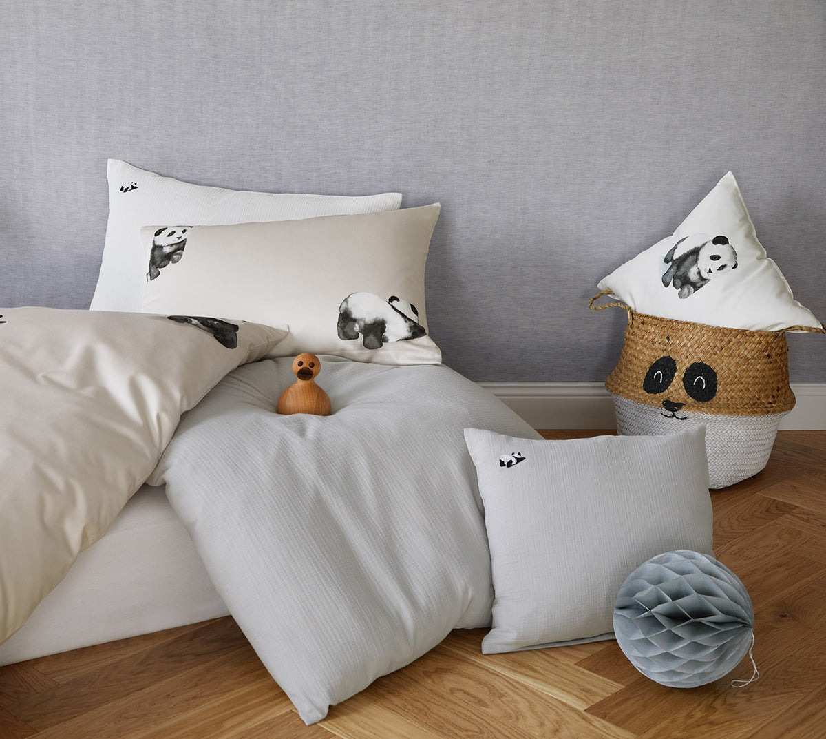 Musselin Kinderbettwaesche Snuggle in Uni Pandastickmotiv Schlafzimmer
