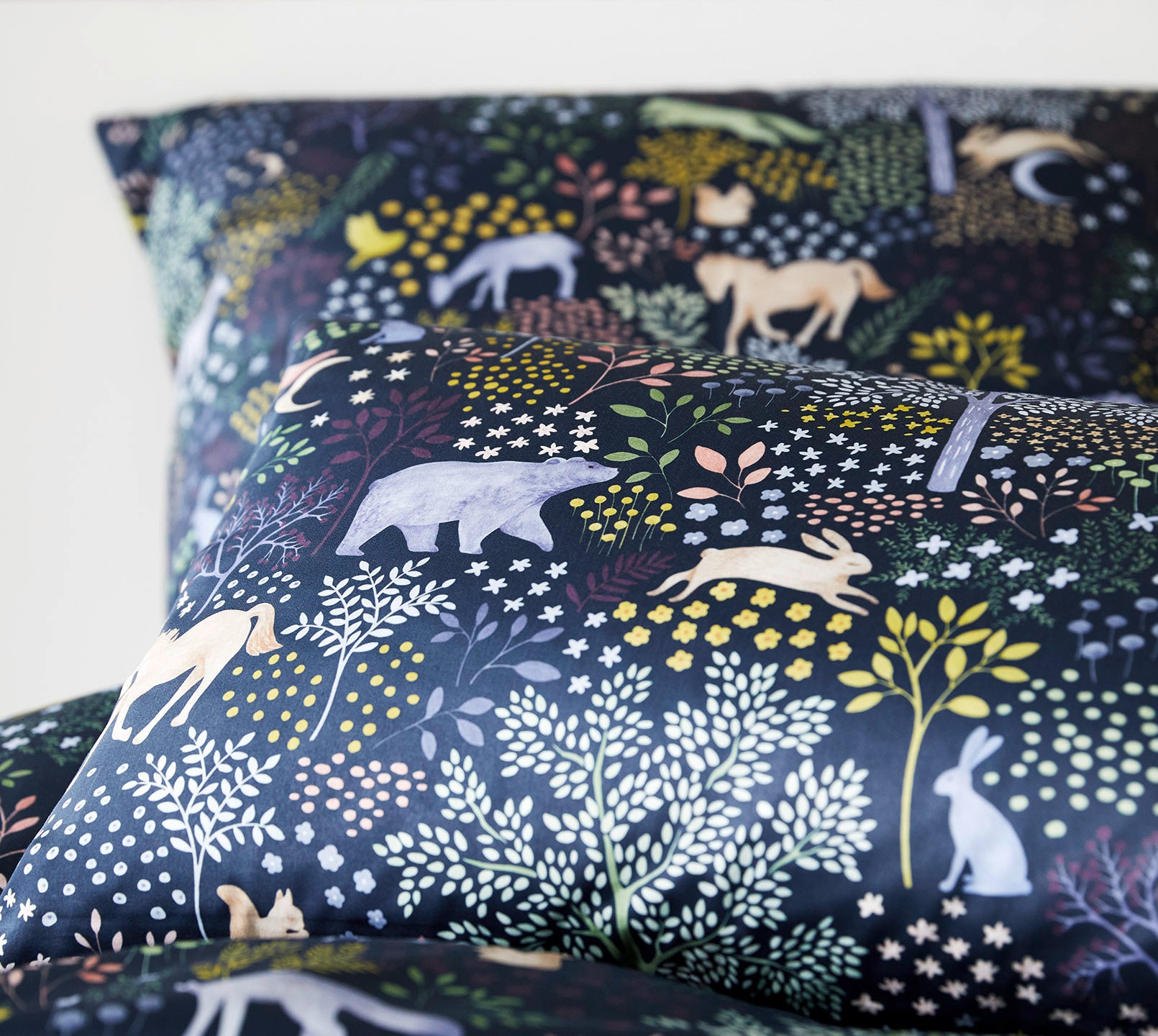 Satin Bettwäsche Dreamland in Mitternacht Tiermotiv Detail 1 #farbe_Dreamland Mitternacht
