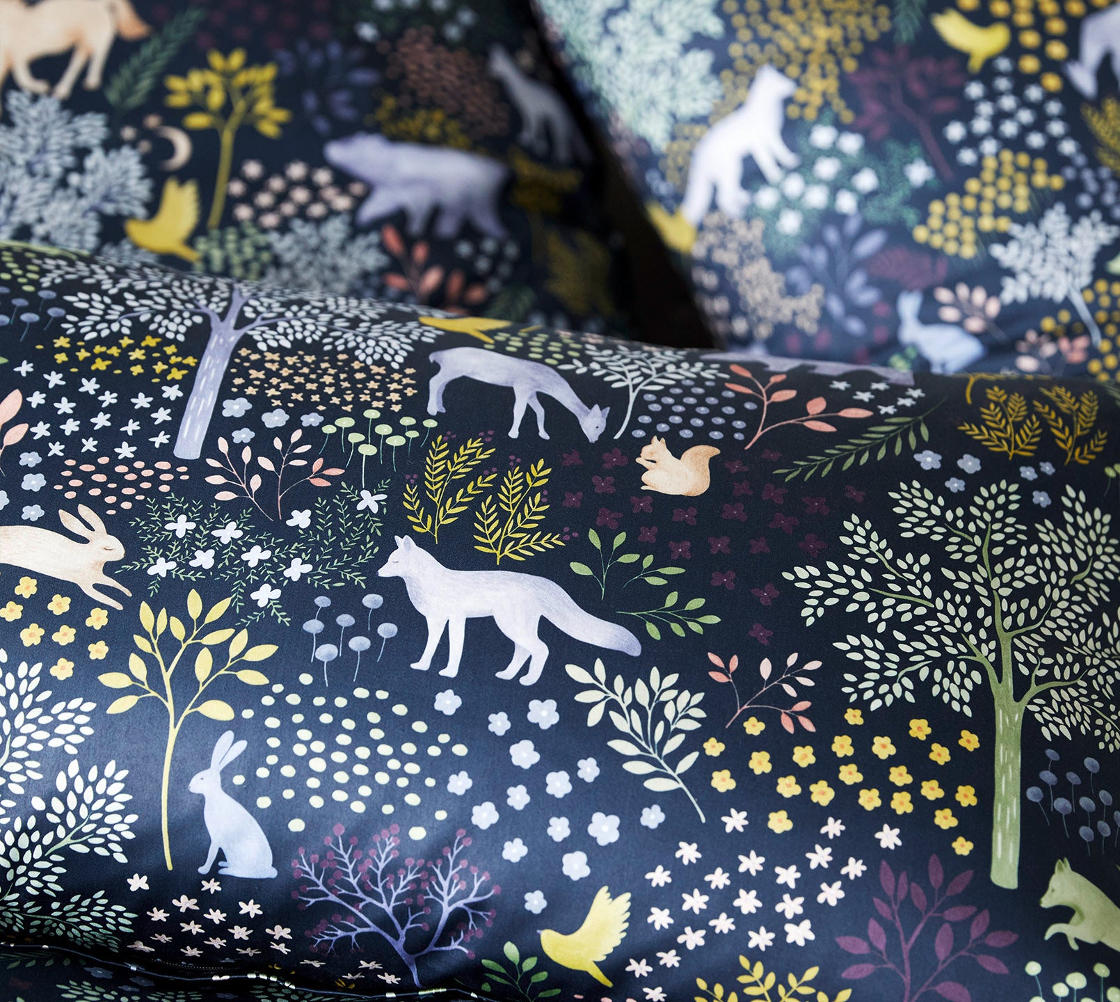Satin Bettwäsche Dreamland in Mitternacht Tiermotiv Detail 3 #farbe_Dreamland Mitternacht