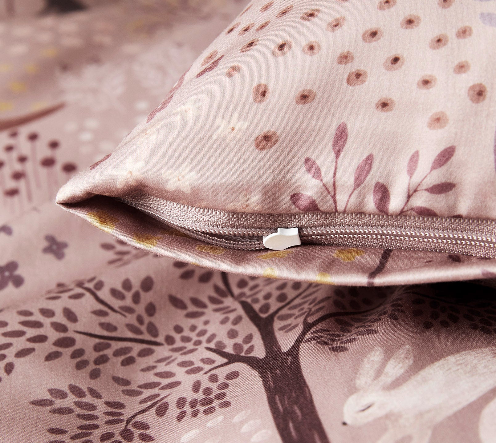 Satin Bettwäsche Dreamland in Rouge Tiermotiv Reißverschluss #farbe_Dreamland Rouge