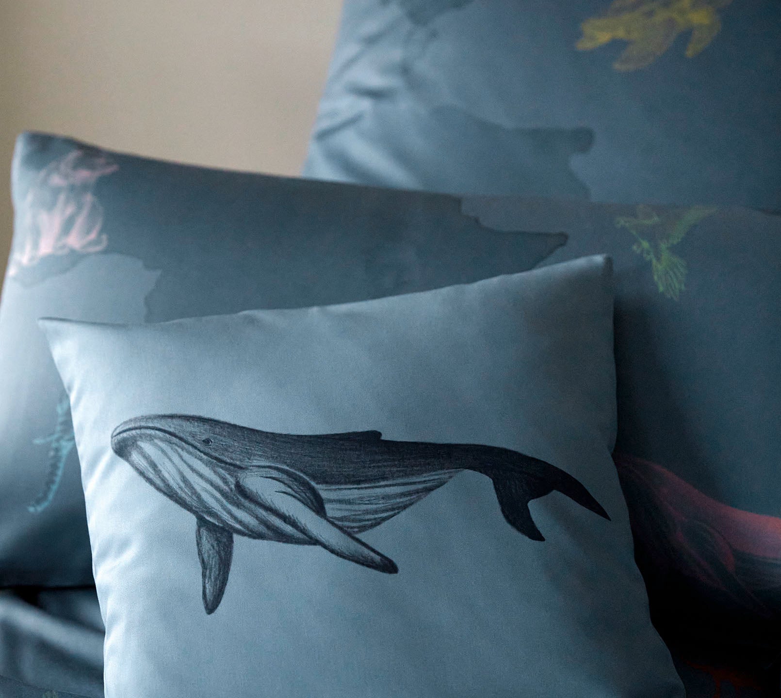 Satin Bettwäsche Explorer Ozeanblau Tiermotive Wal #farbe_Explorer Ozeanblau