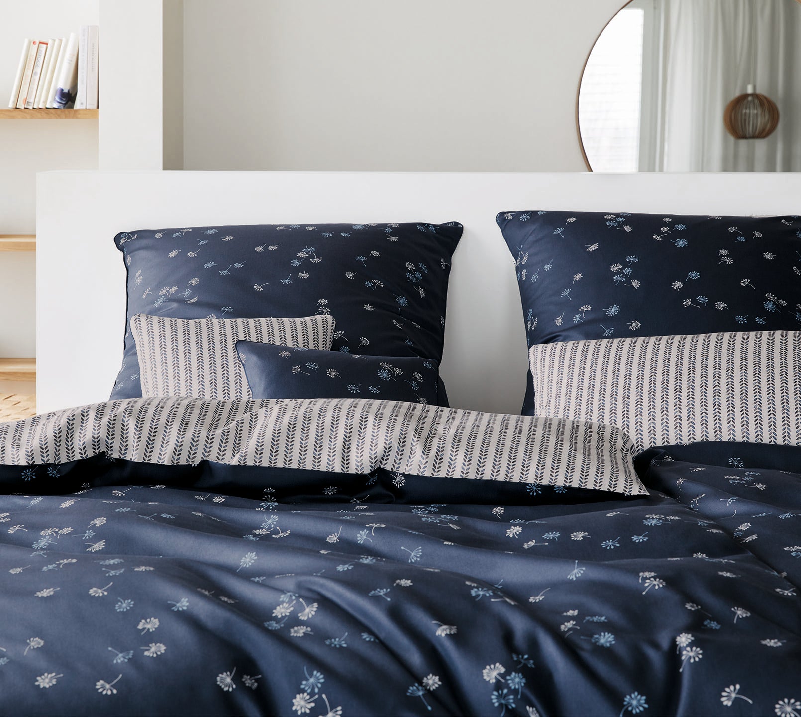 Satin Wende-Bettwäsche Fleurs in Indigo Pusteblume Fischgrät Schlafzimmer #farbe_Indigo