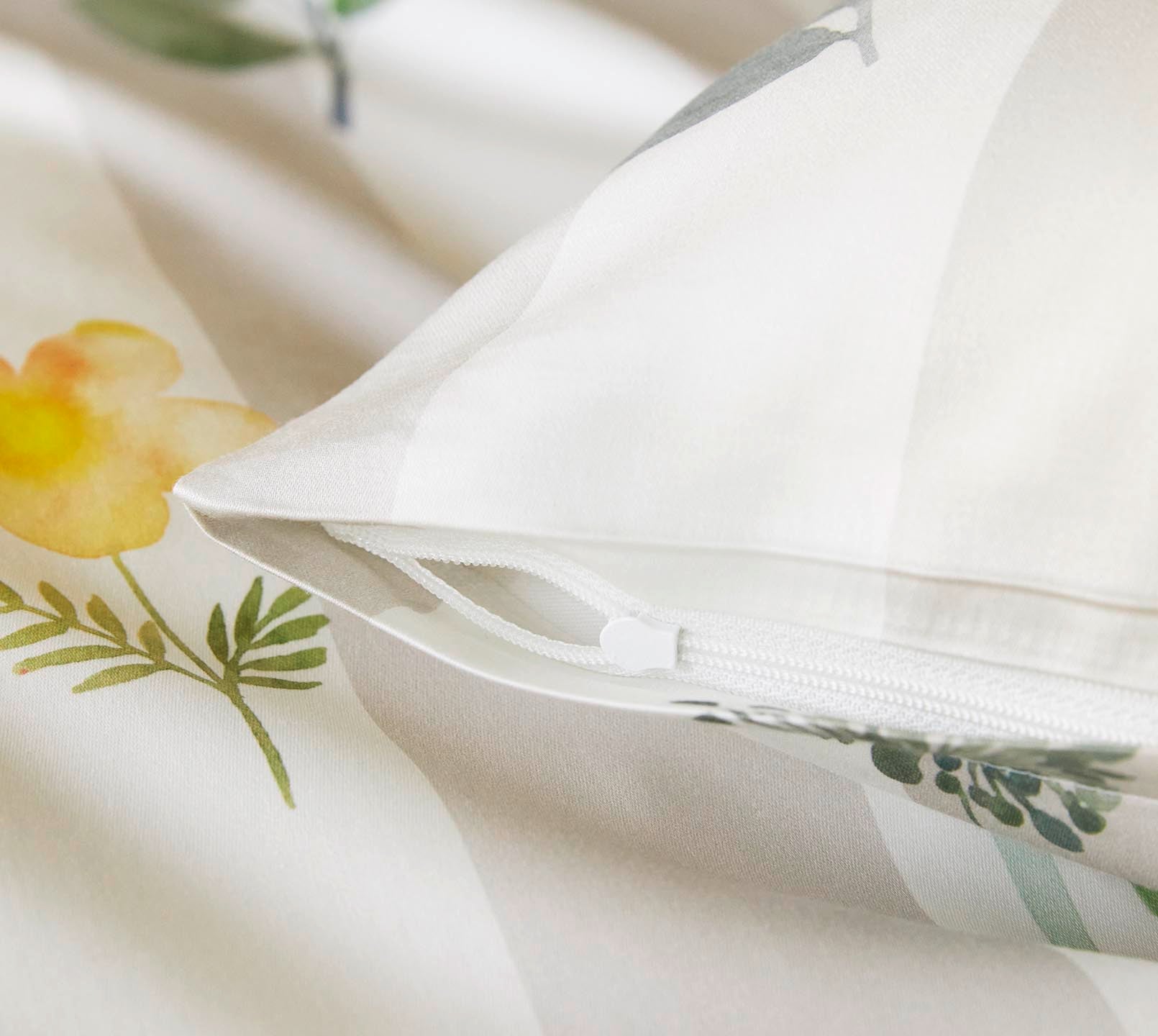 Satin Bettwäsche Flowerstripe in Natur Streifen Blumen Reißverschluss #farbe_Flowerstripe Natur