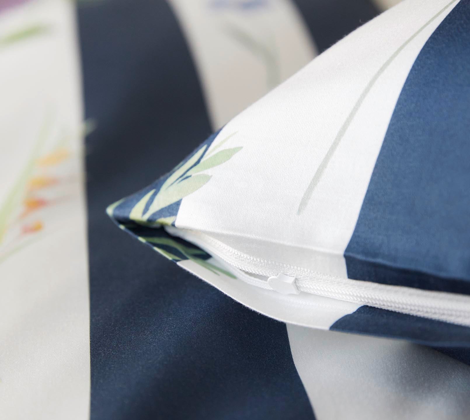Satin Bettwäsche Flowerstripe in Marine Streifen Blumen Reißveschluss #farbe_Flowerstripe Marine